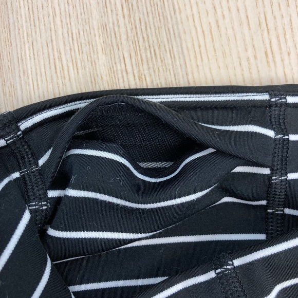 GAPFit sz Medium Striped Cropped Blackout Legging - Picture 4 of 5